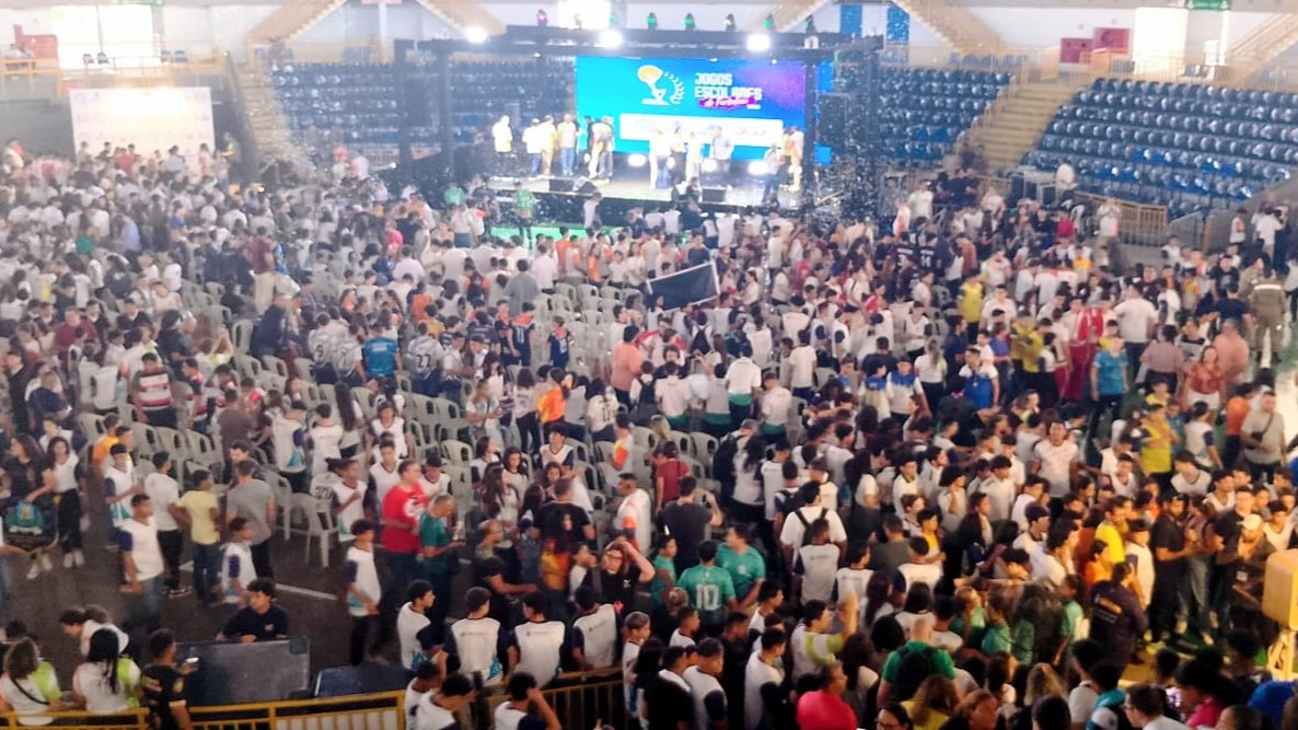 grupo de pessoas posa para a foto